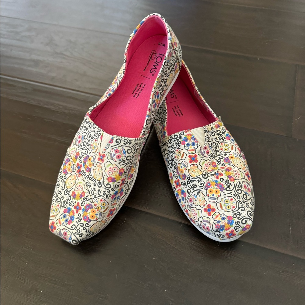 Tom’s glow in the dark dark sugar skull women’s slides